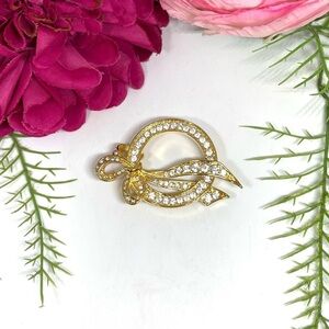 VINTAGE⚜️NOLAN MILLER Crystal Round Ribbon Brooch